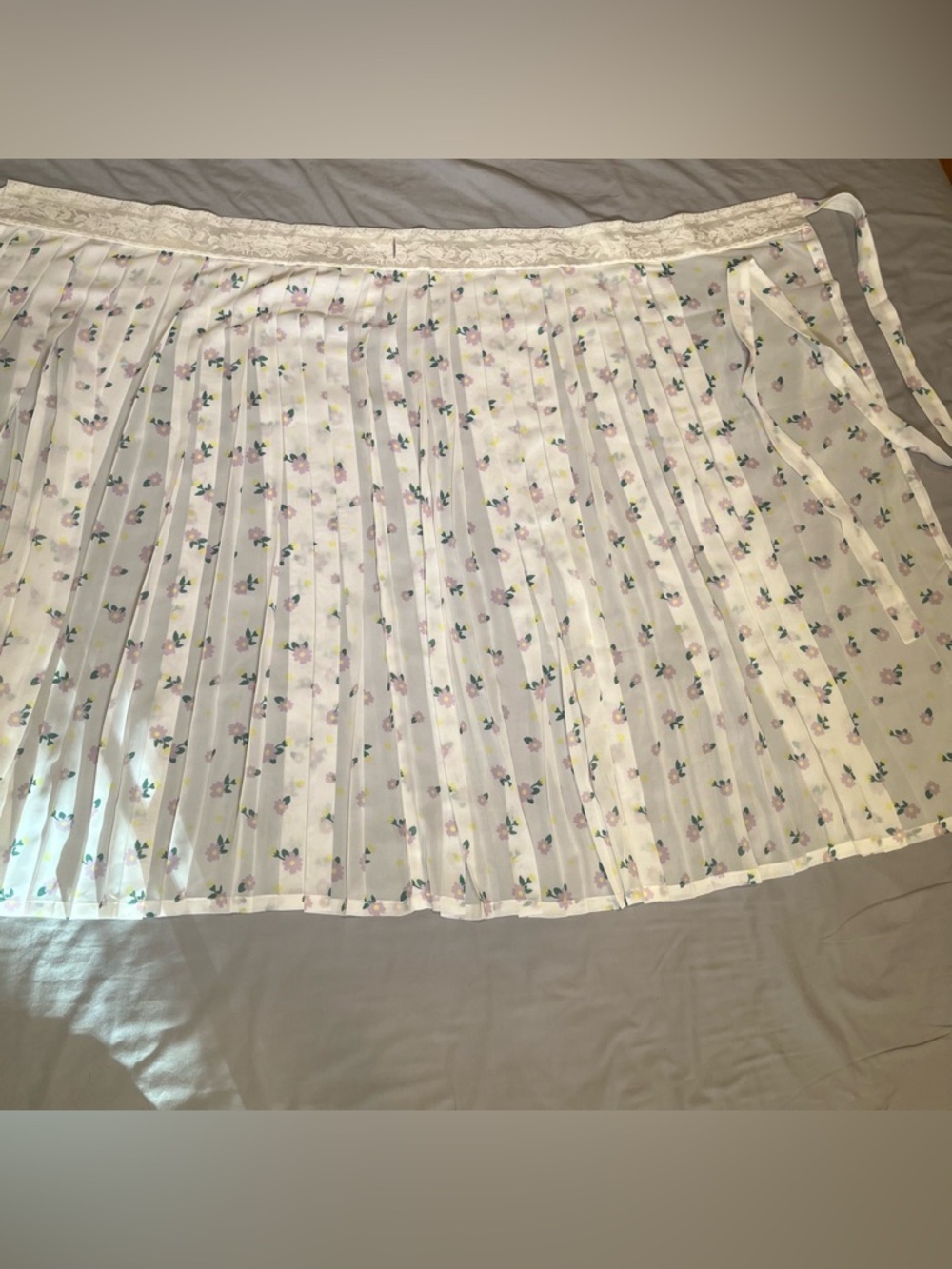 White floral printed baidiequn hanfu pleated skirt